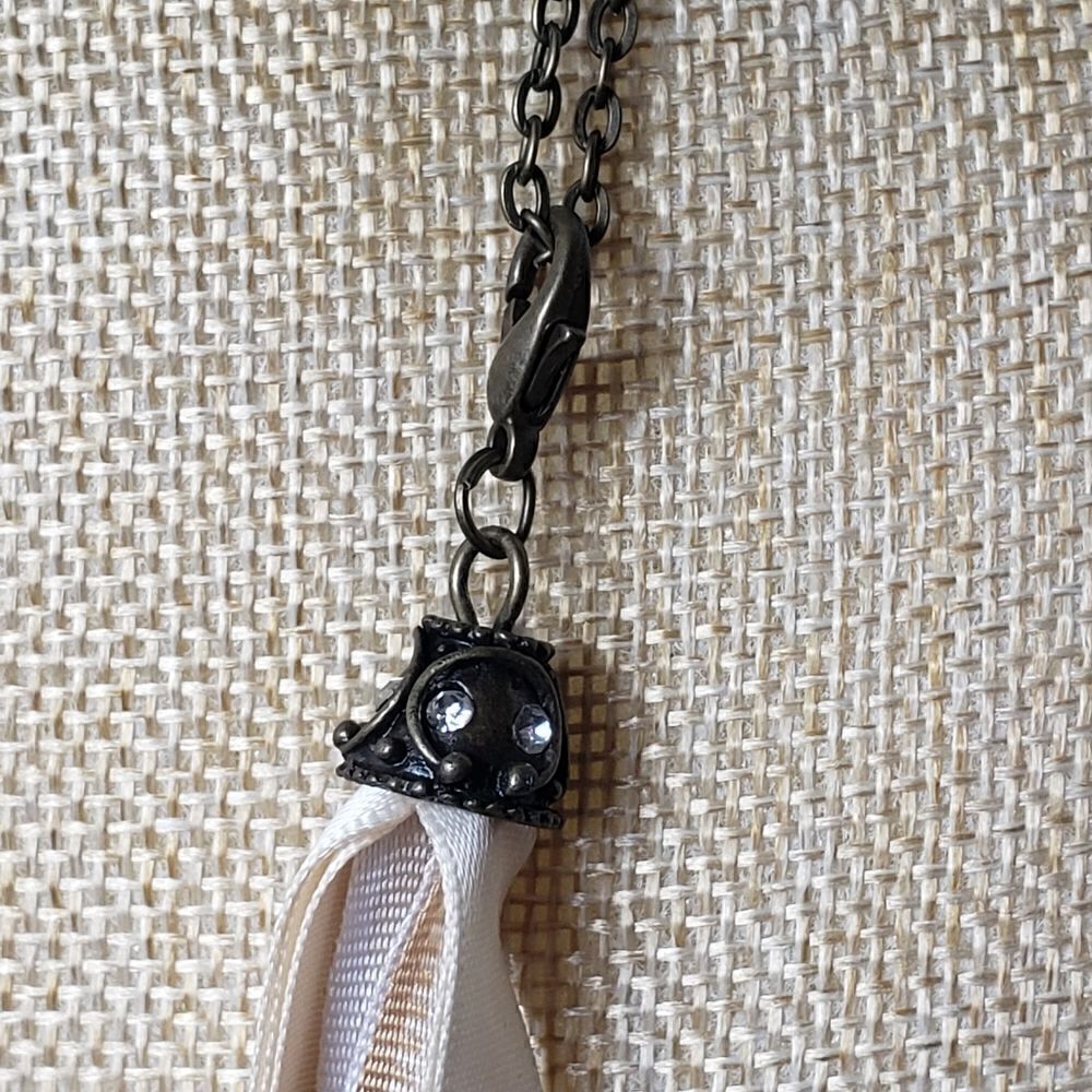Dramatic Ribbon Necklace With Large Dramatic Jeweled Pendant - Picture 4 of 7